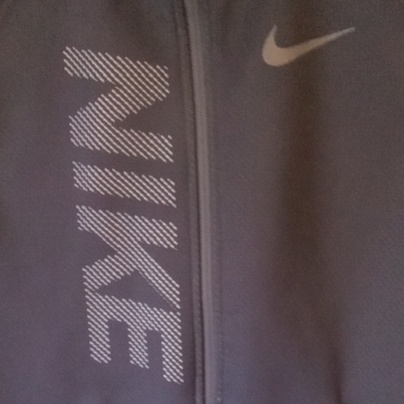 Nike Men's Black Sleeveless Vest - Picture 2 of 9